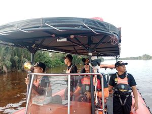 Getek Angkut Sekeluarga di Sumsel Terbalik Saat Hujan Angin, 1 Tewas