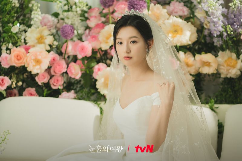 Foto pernikahan Kim Ji Won dan Kim Soo Hyun di drama Korea Queen of Tears.