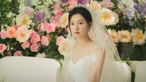 Kim Ji Won memerankan orang kaya raya bernama Hong Hae In. (Foto: dok. tvN)