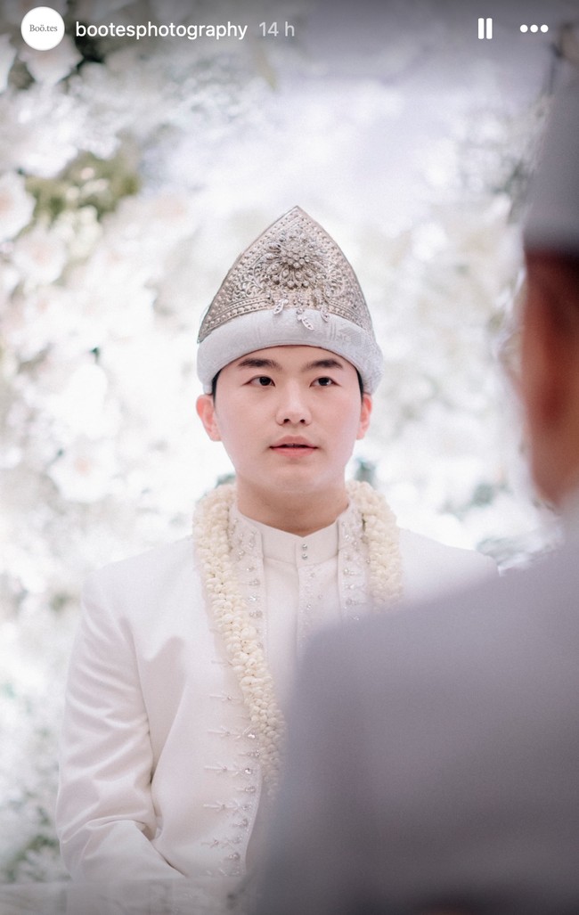 Park Younggwang tampil gagah mengenakan busana pengantin Palembang berwarna putih. Penampilannya itu juga dilengkapi dengan penutup kepala kopiah cuplak berwarna senada. Foto: Instagram/@rachellyahya/@bootesphotography