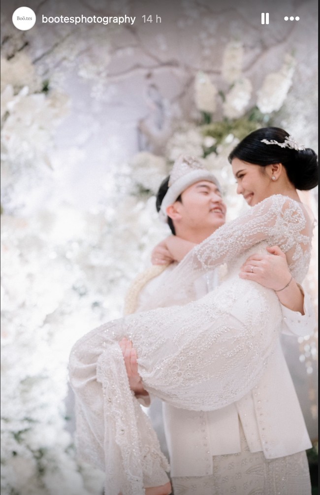 Setelah resmi menikah Rachelly dan suaminya langsung memamerkan pose mesra mereka. Terlihat Park Younggwang yang menggendong sang istri tercinta. Foto: Instagram/@rachellyahya/@bootesphotography