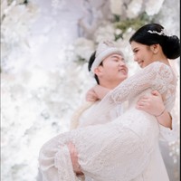 Setelah resmi menikah Rachelly dan suaminya langsung memamerkan pose mesra mereka. Terlihat Park Younggwang yang menggendong sang istri tercinta. Foto: Instagram/@rachellyahya/@bootesphotography