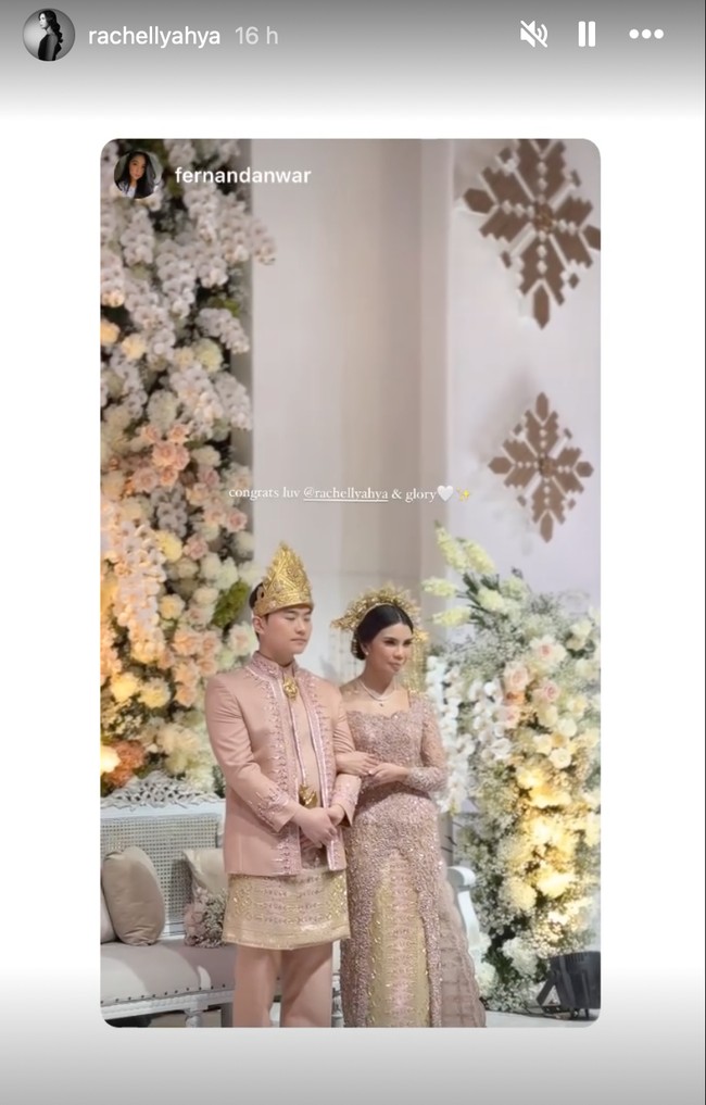 Untuk resepsinya Rachelly dan sang suami memilih kompak mengenakan busana adat Palembang berwarna coklat. Pasangan pengantin baru itu juga terlihat mesra. Foto: Instagram/@rachellyahya/@bootesphotography
