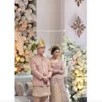 Untuk resepsinya Rachelly dan sang suami memilih kompak mengenakan busana adat Palembang berwarna coklat. Pasangan pengantin baru itu juga terlihat mesra. Foto: Instagram/@rachellyahya/@bootesphotography