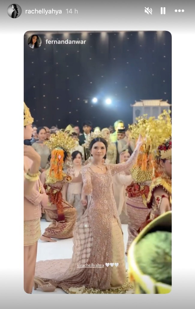 Rachelly ikut menunjukkan kebolehannya menari tarian adat. Putri Helmy Yahya itu tampil mempesona dengan riasan bernuansa nude, senada dengan pakaian yang dikenakannya. Foto: Instagram/@rachellyahya/@bootesphotography