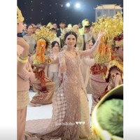 Rachelly ikut menunjukkan kebolehannya menari tarian adat. Putri Helmy Yahya itu tampil mempesona dengan riasan bernuansa nude, senada dengan pakaian yang dikenakannya. Foto: Instagram/@rachellyahya/@bootesphotography