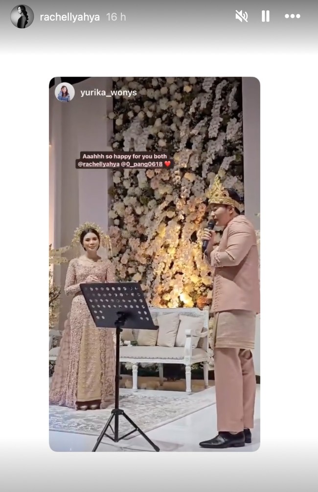 Tak hanya Rachelly yang menunjukkan bakatnya, sang suami juga menyumbangkan suaranya di hari pernikahannya tersebut. Dengan penuh percaya diri Park Younggwang bernyanyi di depan sang istri dan para tamu yang hadir. Foto: Instagram/@rachellyahya/@bootesphotography