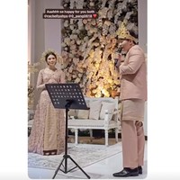 Tak hanya Rachelly yang menunjukkan bakatnya, sang suami juga menyumbangkan suaranya di hari pernikahannya tersebut. Dengan penuh percaya diri Park Younggwang bernyanyi di depan sang istri dan para tamu yang hadir. Foto: Instagram/@rachellyahya/@bootesphotography