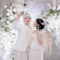 Tepat pada 25 Februari 2024 Rachelly putri Helmy Yahya resmi menikah dengan kekasihnya, Park Younggwang yang merupakan pria asal Korea. Pernikahan keduanya digelar dengan mengusung adat Palembang. Foto: Instagram/@rachellyahya/@bootesphotography
