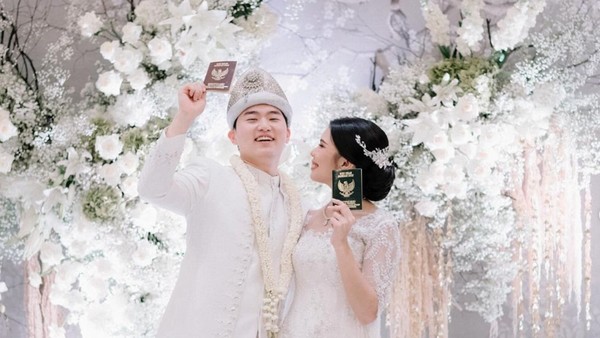 Foto Pernikahan Putri Helmy Yahya & Pria Korea, Menawan Pakai Adat Palembang