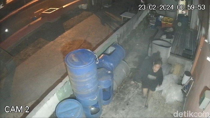 Rekaman CCTV pelaku mencuri HP di rumah Rivai.