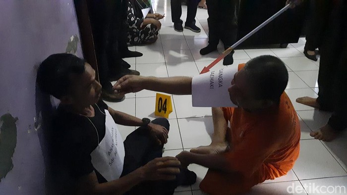 Rekosntruksi ayah dan ibu bunuh Anak Berkebutuhan Khusus  di Desa Sukaasih, Kecamatan Singaparna, Kabupaten Tasikmalaya, Jawa Barat Senin (26/2/24).