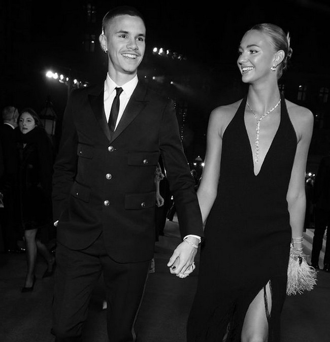 Inilah penampilan perdana mereka di karpet merah pada 2021 silam di British Fashion Awards. Keduanya tampil elegan dengan busana serasi serba hitam. Foto: dok. Instagram/@romeobeckham