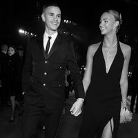 Inilah penampilan perdana mereka di karpet merah pada 2021 silam di British Fashion Awards. Keduanya tampil elegan dengan busana serasi serba hitam. Foto: dok. Instagram/@romeobeckham