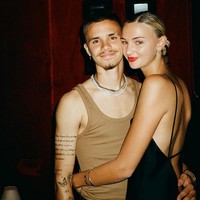 Tak sekadar cinta monyet, keduanya berhasil melalui banyak rintangan hubungan dan mendewasakan mereka secara pribadi. Hal tersebut yang diungkap oleh Mia dalam Instagram Story-nya sekaligus menyatakan dirinya telah putus dari Romeo.  Foto: dok. Instagram/@romeobeckham