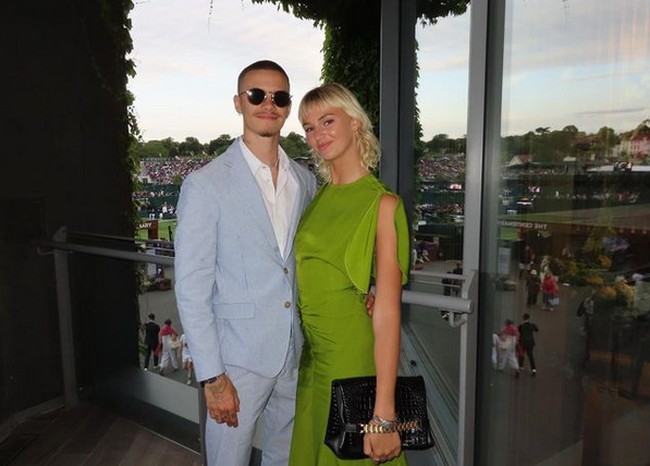 “Mooch dan saya telah berpisah setelah 5 tahun cinta,” tulis Romeo Beckham yang berprofesi sebagai pesepak bola itu yang foto selfie bersama Mia, Minggu (25/2/2024). Foto: dok. Instagram/@romeobeckham