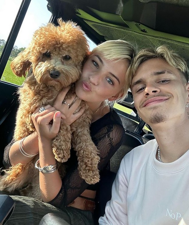 “Romeo dan Mia berselisih. Mereka sudah tidak bersama saat ini. Mereka tinggal bersama, tapi Mia sudah pindah dari tempat tinggal mereka dan kembali ke rumah orang tuanya,” ungkap sumber, seperti dikutip dari Mirror. Foto: dok. Instagram/@romeobeckham