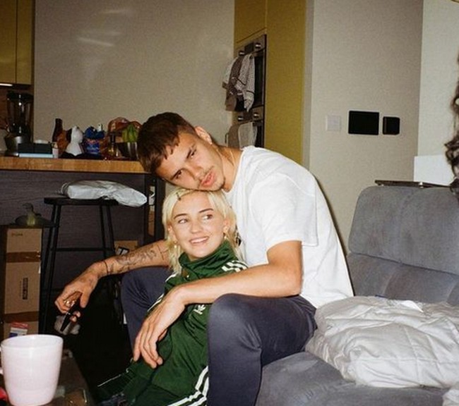 Pasangan muda tersebut pun dikabarkan sudah memutuskan untuk tinggal bersama. Tapi karena berselisih, Mia memutuskan untuk pergi dari rumah yang mereka tempati bersama.  Foto: dok. Instagram/@romeobeckham