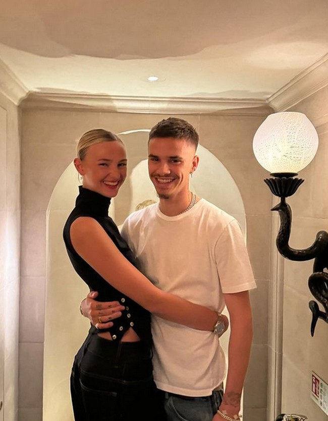 Romeo Beckham, anak kedua David Beckham dan Victoria itu punya kisah cinta yang menarik. Romeo pacaran dengan model bernama MIa Regan sejak usia 16 tahun dan pacaran selama lima tahun. Tapi kini, hubungan asmara mereka kandas. Foto: dok. Instagram/@romeobeckham