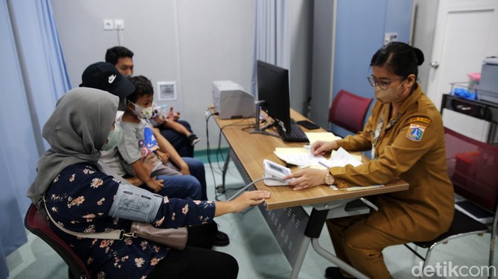 Warga menerima vaksin COVID-19 berbayar di RSUD Tamansari, Jakarta, Senin (26/2/2024). Layanan vaksin Covid-19 yang dibuka untuk umum itu statusnya berbayar sesuai SK Kepala Dinas Kesehatan (Kadindes) DKI Jakarta no.147 tahun 2024.