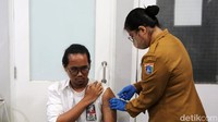 Petugas kesehatan melakukan vaksinasi COVID-19 berbayar kepada warga di RSUD Tamansari, Jakarta, Senin (26/2/2024).