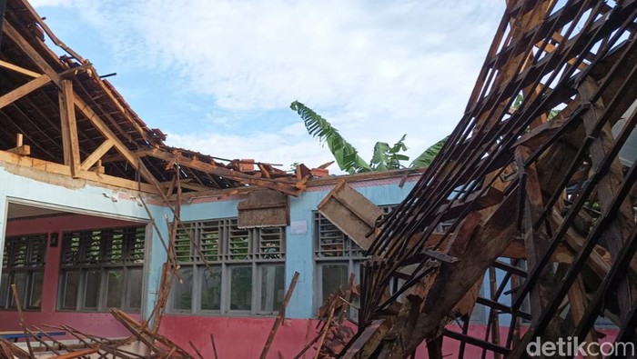 Ruang kelas di SMP Negeri 15 Kota Tasikmalaya ambruk.