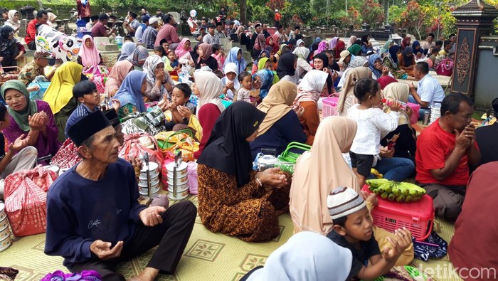 Warga menggelar tradisi nyadran atau sadranan di makam Dukuh Mlambong, Desa Sruni, Kecamatan Musuk, Kabupaten Boyolali, Senin (26/2/2024).