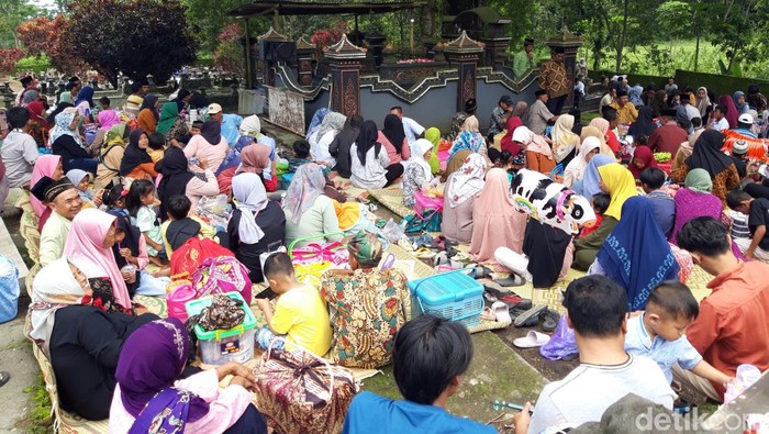 Warga menggelar tradisi nyadran atau sadranan di makam Dukuh Mlambong, Desa Sruni, Kecamatan Musuk, Kabupaten Boyolali, Senin (26/2/2024).