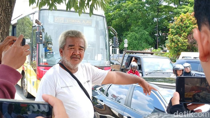 Saksi mata Johan saat menunjukkan lokasi kecelakaan di Simpang Polda Sumsel.