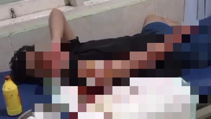 Salah satu pemuda yang mengalami luka bacok saat menjalani perawatan medis di Gresik.