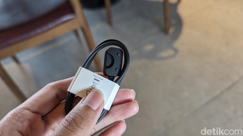 Charger unik yang disertakan dalam paket penjualan Galaxy Fit 3. Perangkat ini memiliki baterai 208 mAh yang diklaim dapat bertahan hingga 13 hari. Foto: Virgina Maulita Putri/detikINET