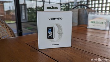Ini dia kotak kemasan Galaxy Fit 3. Foto: Virgina Maulita Putri/detikINET