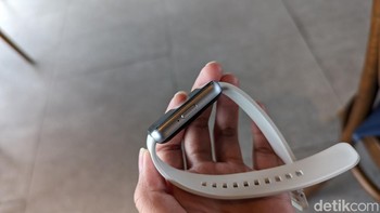 Smartband ini juga mengusung bodi aluminium yang membuat tampilannya terlihat lebih mewah. Di bagian samping juga tersedia satu tombol untuk navigasi dan shortcut. Foto: Virgina Maulita Putri/detikINET