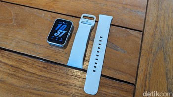 Strap atau tali Galaxy Fit 3 bisa dilepas pasang dengan mudah, cukup dengan menekan tombol yang ada di bagian belakang. Foto: Virgina Maulita Putri/detikINET