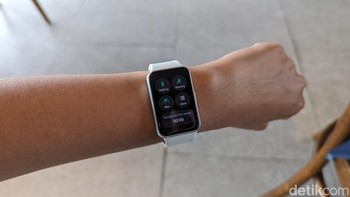 Galaxy Fit 3 hadir dengan layar AMOLED berukuran 1,6 inch, yang 45% lebih lebar dibandingkan layar Galaxy Fit 2. Foto: Virgina Maulita Putri/detikINET