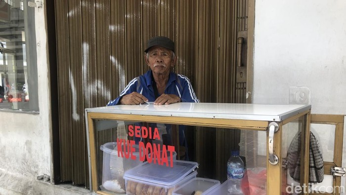 Sarja, penjual kue donat di Braga, Kota Bandung.