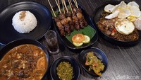 Ada banyak varian menu yang ditawarkan oleh restoran sate ini. Mulai dari nasi goreng, sate, hingga tongseng yang nikmat berempah. Foto: detikcom/Diah Afrilian