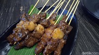 Sesuai dengan klaimnya, sate di sini menggunakan daging sapi tenderloin atau bagian has dalam. Potongannya besar-besar, antara potongan dagingnya diselipkan dengan lemak yang meleleh di mulut. Foto: detikcom/Diah Afrilian