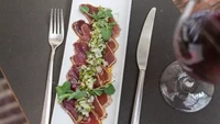 Bagi penikmat sushi dan sashimi mungkin tak asing dengan bluefin tuna asal Jepang. Ikan ini dibanderol Rp 9,1 juta untuk ukuran 450 gram dagingnya. Foto: Chefs Pencil