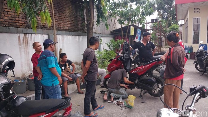 Sejumlah warga yang kendaraanya mengalami mogok. (Foto: Finta Rahyuni/detikSumut).