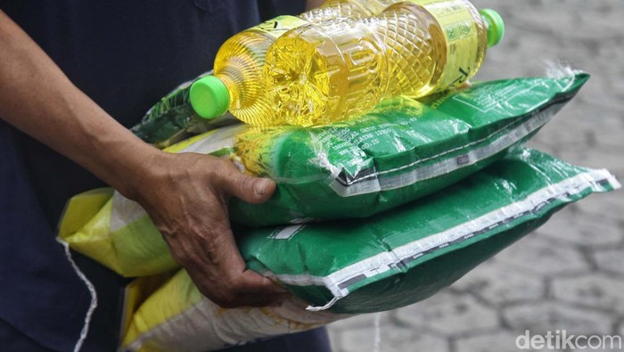 Pasar sembako murah digelar di Kantor Kecamatan Pancoran, Jakarta. Warga senang mendapatkan harga beras sesuai harga eceran tertinggi (HET).