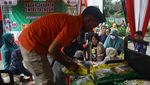 Semringah Warga Bisa Beli Sembako dengan Harga Terjangkau