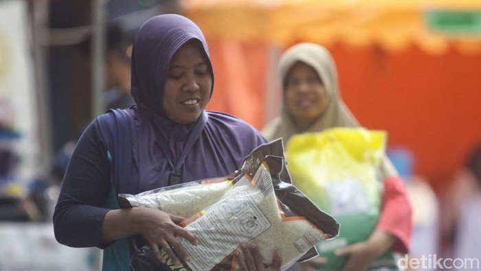 Pasar sembako murah digelar di Kantor Kecamatan Pancoran, Jakarta. Warga senang mendapatkan harga beras sesuai harga eceran tertinggi (HET).