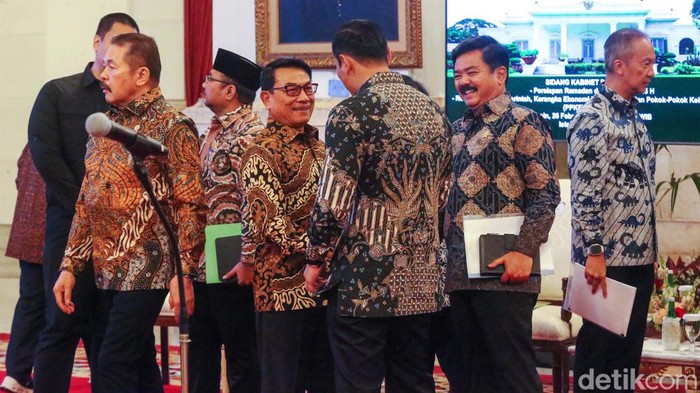 Sidang Kabinet Perdana, AHY Salami Moeldoko hingga Menteri Jokowi Menteri ATR/BPN Agus Harimurti Yudhoyono menghadiri sidang kabinet perdana di Istana Negara, Jakarta, Senin (26/2/2024). Sebelum rapat, AHY sempat bersalaman dengan KSP Moeldoko dan menteri KIM.