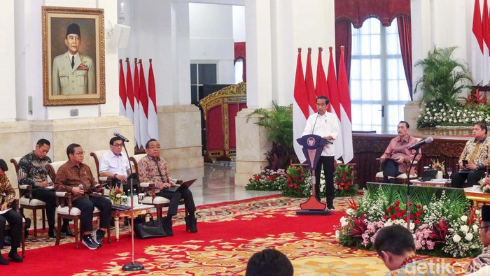 Menteri ATR/BPN Agus Harimurti Yudhoyono menghadiri sidang kabinet perdana di Istana Negara, Jakarta, Senin (26/2/2024). Sebelum rapat, AHY sempat bersalaman dengan KSP Moeldoko dan menteri KIM.