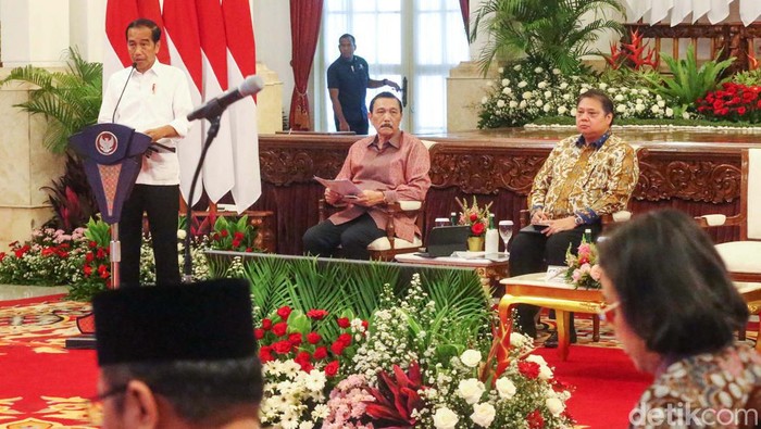 Menteri ATR/BPN Agus Harimurti Yudhoyono menghadiri sidang kabinet perdana di Istana Negara, Jakarta, Senin (26/2/2024). Sebelum rapat, AHY sempat bersalaman dengan KSP Moeldoko dan menteri KIM.