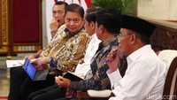 Jokowi berbincang dengan Menko Perekonomian Airlangga Hartarto. Dalam sidang kabinet ini Jokowi juga meminta transportasi dan infrastruktur terkait mudik benar-benar dicek.
