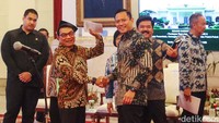 AHY bersalaman dengan Moeldoko sebelum sidang kabinet di Istana Negara, Jakarta, Senin (26/2/2024).