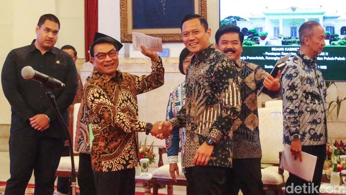 Sidang Kabinet Perdana, AHY Salami Moeldoko hingga Menteri Jokowi Menteri ATR/BPN Agus Harimurti Yudhoyono menghadiri sidang kabinet perdana di Istana Negara, Jakarta, Senin (26/2/2024). Sebelum rapat, AHY sempat bersalaman dengan KSP Moeldoko dan menteri KIM.