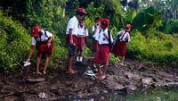 Siswa memilih menyeberangi sungai menuju SD Negeri 10 Halmahera Barat karena jalur itu merupakan akses terdekat dibanding jalan lainnya yang harus memutar sekitar 1,3 kilometer.